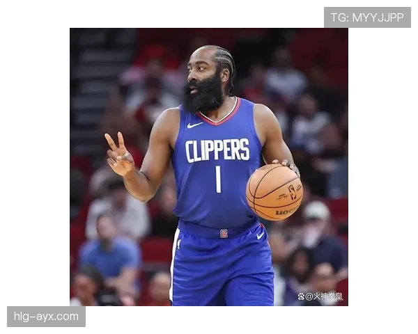 哈登突破拉开空档助火箭提升关键时刻得分效率