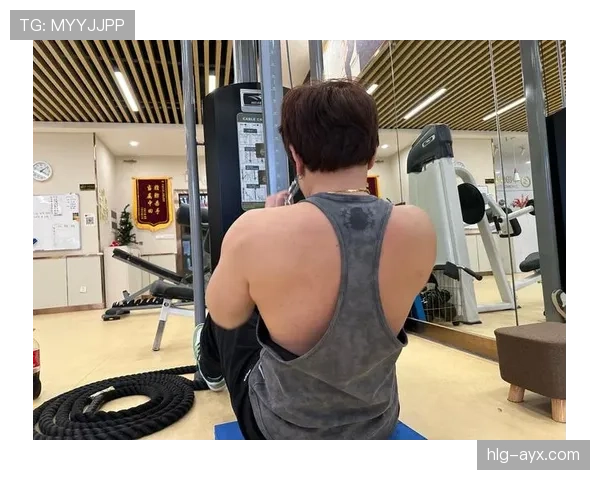 徐嘉余训练完直接啃鸡腿？这自律和放纵的切换也太真实了