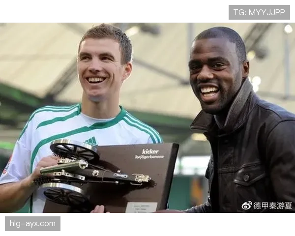 拜仁防线压上成瘾，身后空当频遭利用，稳定性面临考验